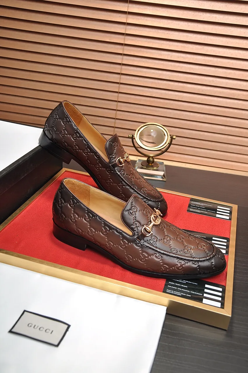 Men's shoes💰500💶Italy's top luxury men's shoe giant (GUCCI) (Gucci) (full cowhide lining) new arrival🍃Original European style🔰 Pleasant to the eye😍In order to make the shoes more durable and non-deformable🌀The production continues to follow traditional methods but there is still no lack of innovation💪Choose original sheepskin for the leather♻️ Smooth and natural And extra bright ⭐Made of imported cowhide, the first choice of rich people 38-45 (45 customized)